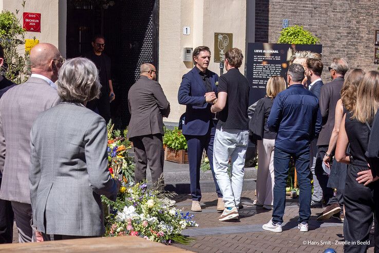 In beeld (video): Familie, vrienden en genodigden nemen afscheid van Jonnie Boer