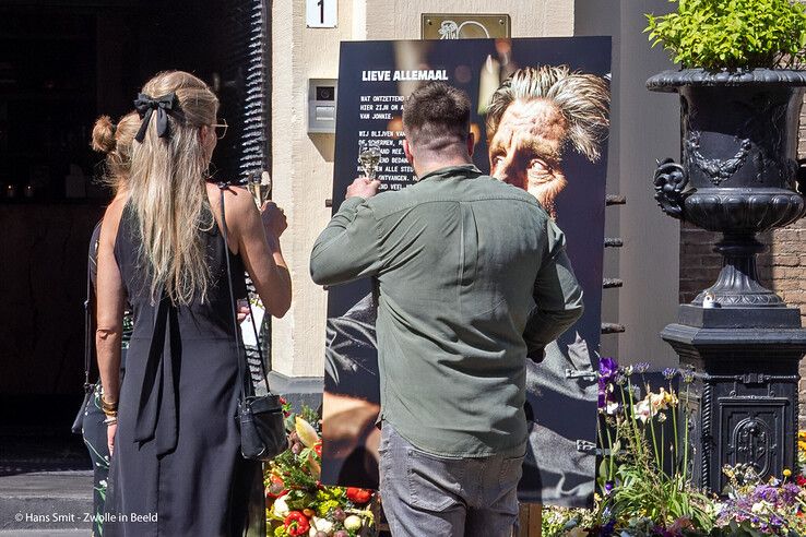 Sommigen hieven het glas bij het grote portret van Jonnie bij de ingang van het restaurant.