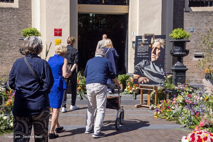 In beeld (video): Familie, vrienden en genodigden nemen afscheid van Jonnie Boer
