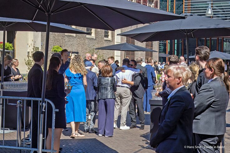 In beeld (video): Familie, vrienden en genodigden nemen afscheid van Jonnie Boer