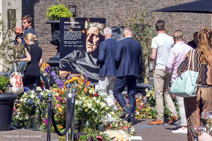 In beeld (video): Familie, vrienden en genodigden nemen afscheid van Jonnie Boer