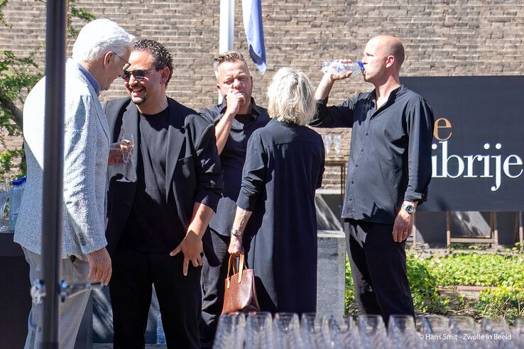 In beeld (video): Familie, vrienden en genodigden nemen afscheid van Jonnie Boer