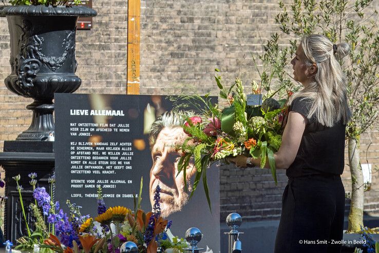 In beeld (video): Familie, vrienden en genodigden nemen afscheid van Jonnie Boer