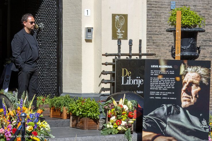 In beeld (video): Familie, vrienden en genodigden nemen afscheid van Jonnie Boer