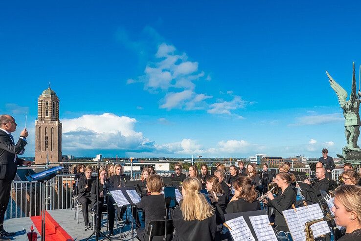 De Bazuin speelt op het dak van de Grote Kerk in Zwolle.