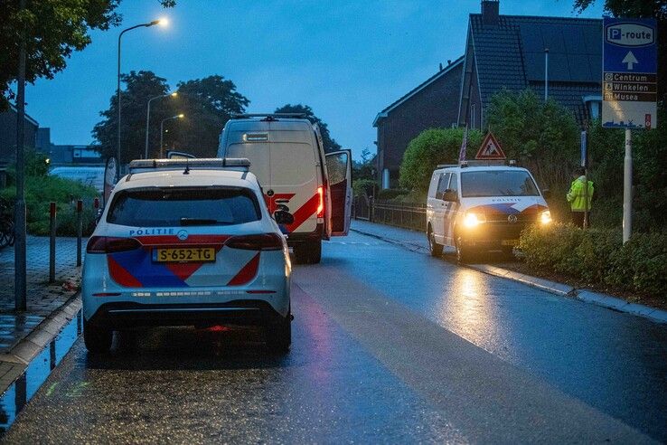 Een voetganger is overleden na de aanrijding op de Hessenweg in Hattem.