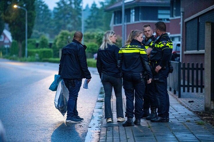 Agenten op de plek van de dodelijke aanrijding in Hattem.