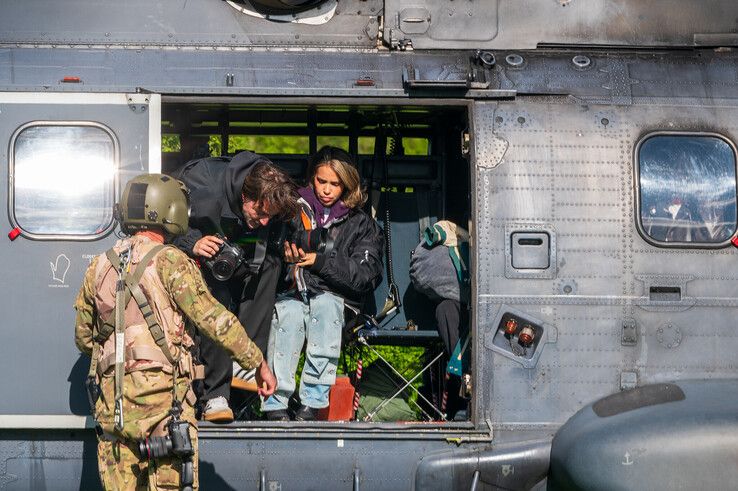 In beeld (video): Zoë Tauran geland met helikopter voor optreden op Bevrijdingsfestival in Zwolle