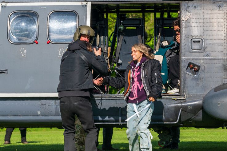 In beeld (video): Zoë Tauran geland met helikopter voor optreden op Bevrijdingsfestival in Zwolle