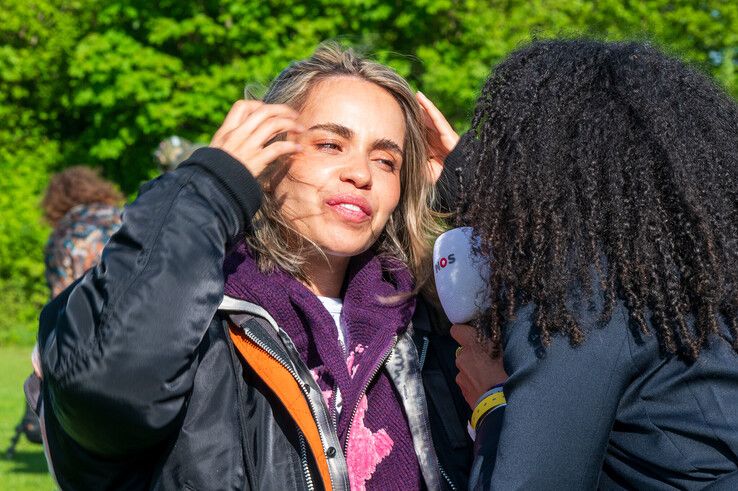 In beeld (video): Zoë Tauran geland met helikopter voor optreden op Bevrijdingsfestival in Zwolle