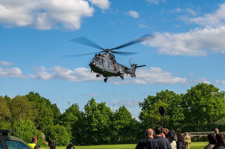 In beeld (video): Zoë Tauran geland met helikopter voor optreden op Bevrijdingsfestival in Zwolle