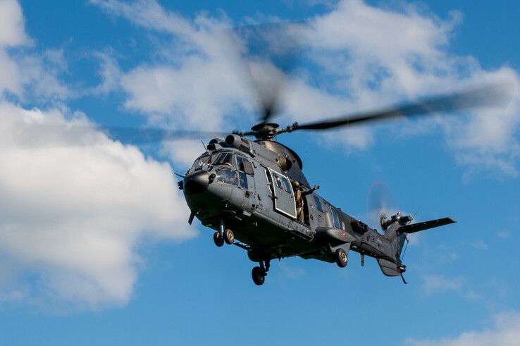 In beeld (video): Zoë Tauran geland met helikopter voor optreden op Bevrijdingsfestival in Zwolle
