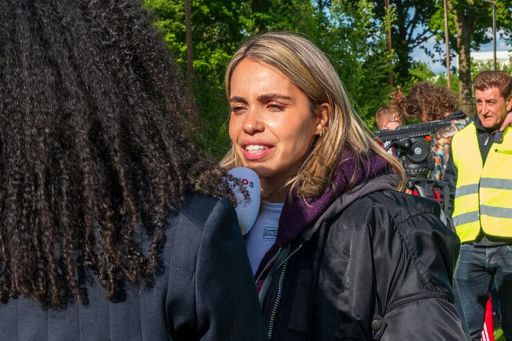 In beeld (video): Zoë Tauran geland met helikopter voor optreden op Bevrijdingsfestival in Zwolle