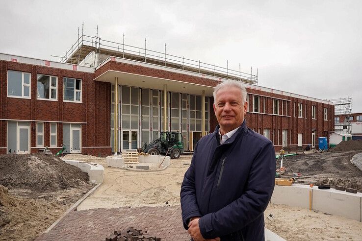 Wethouder Erik Faber bij het Kindcentrum Hanzewijk in aanbouw.