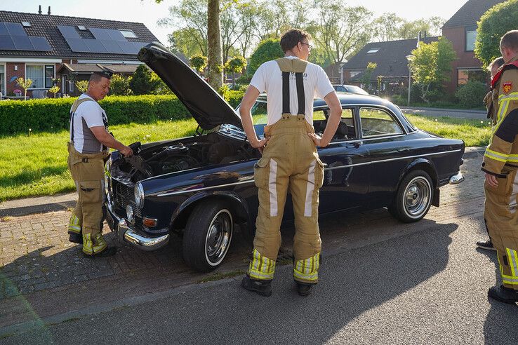 Pech voor bruidspaar: oldtimer Volvo vliegt in brand, maar huwelijk gaat door