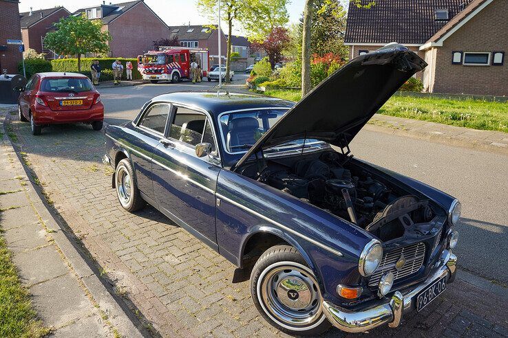 Pech voor bruidspaar: oldtimer Volvo vliegt in brand, maar huwelijk gaat door