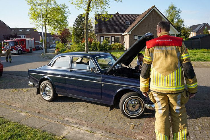 Op de Groenendael in IJsselmuiden vatte de trouwauto vlam.