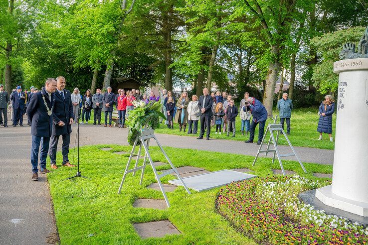 In beeld: Kampen herdenkt bij monumenten en in stille tocht