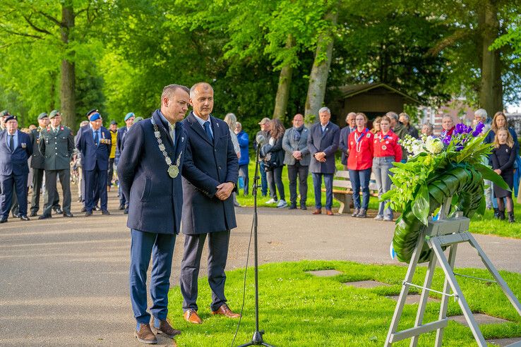 In beeld: Kampen herdenkt bij monumenten en in stille tocht