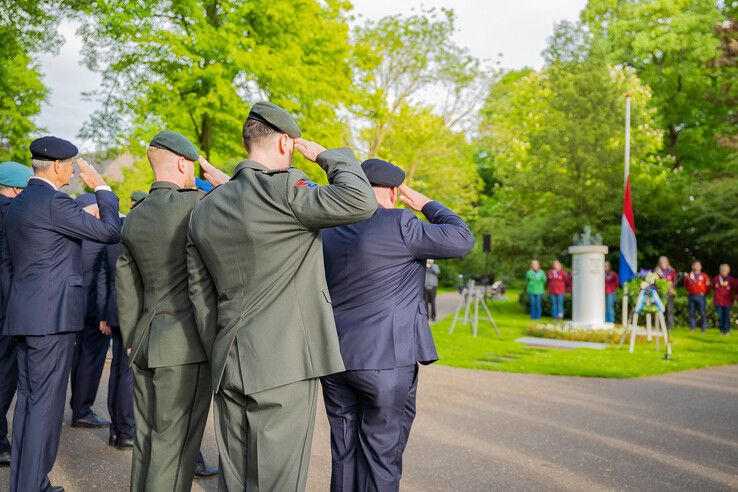 In beeld: Kampen herdenkt bij monumenten en in stille tocht