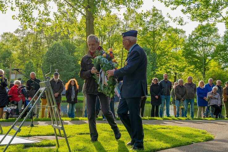 In beeld: Kampen herdenkt bij monumenten en in stille tocht