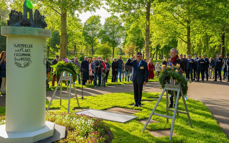 In beeld: Kampen herdenkt bij monumenten en in stille tocht