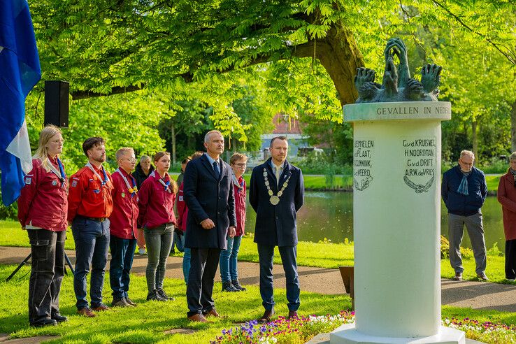 In beeld: Kampen herdenkt bij monumenten en in stille tocht