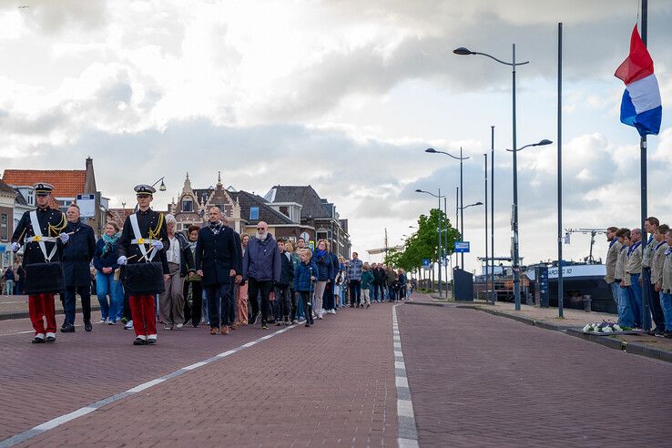 In beeld: Kampen herdenkt bij monumenten en in stille tocht