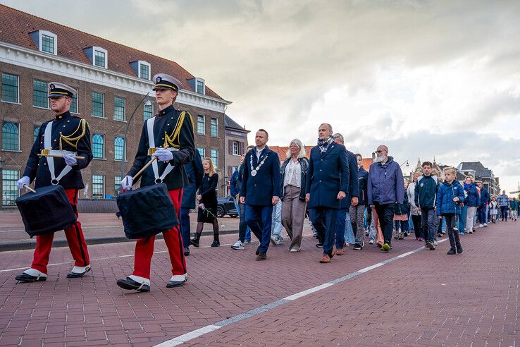 In beeld: Kampen herdenkt bij monumenten en in stille tocht