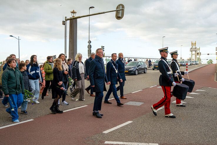 In beeld: Kampen herdenkt bij monumenten en in stille tocht