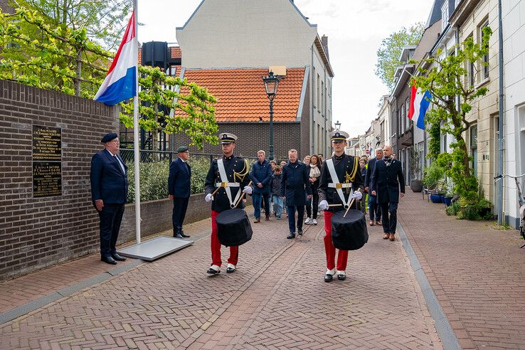 In beeld: Kampen herdenkt bij monumenten en in stille tocht
