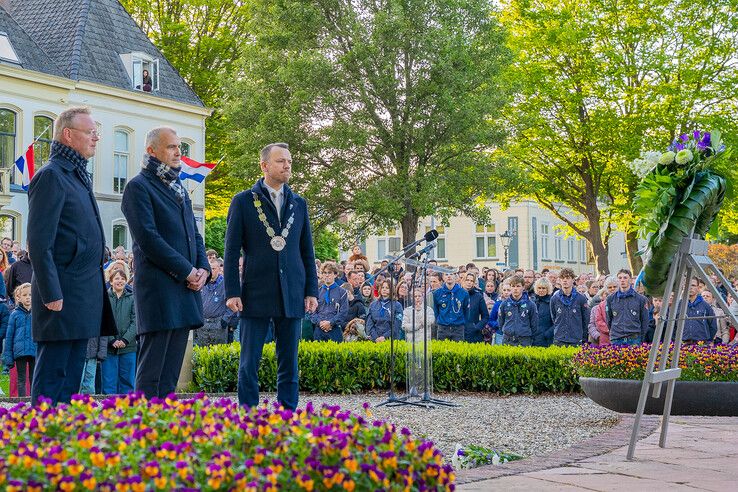 In beeld: Kampen herdenkt bij monumenten en in stille tocht