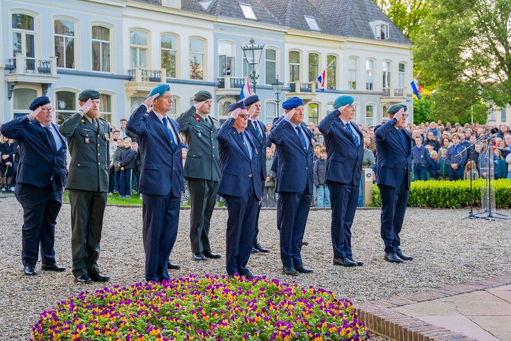 In beeld: Kampen herdenkt bij monumenten en in stille tocht