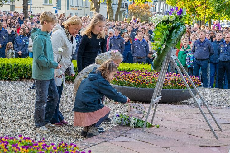In beeld: Kampen herdenkt bij monumenten en in stille tocht