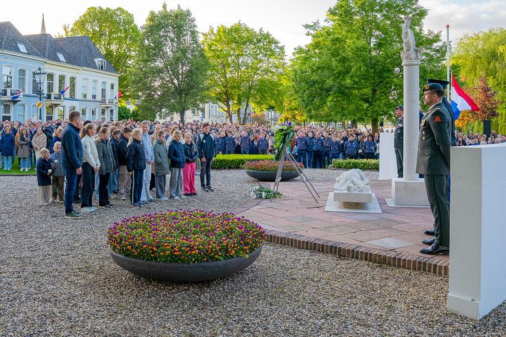 In beeld: Kampen herdenkt bij monumenten en in stille tocht