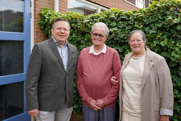 Harrie en Anneke Drost met wethouder Arjan Spaans.
