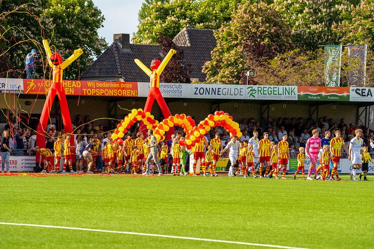 In beeld: DOS Kampen wint stadsderby vol sfeer en vuurwerk op en langs het veld