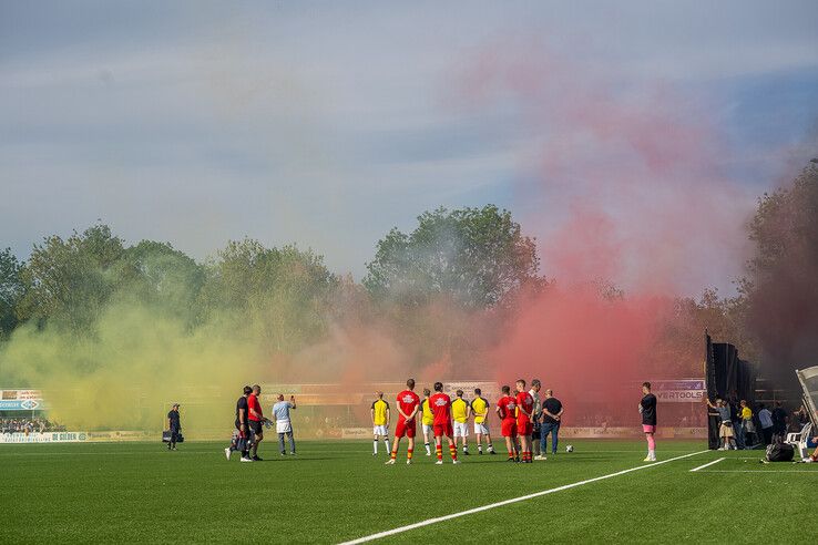 In beeld: DOS Kampen wint stadsderby vol sfeer en vuurwerk op en langs het veld