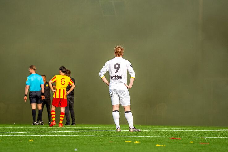 In beeld: DOS Kampen wint stadsderby vol sfeer en vuurwerk op en langs het veld