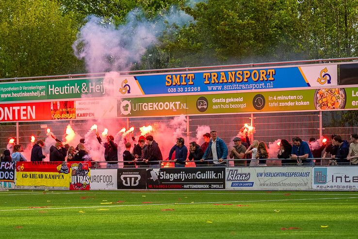 In beeld: DOS Kampen wint stadsderby vol sfeer en vuurwerk op en langs het veld