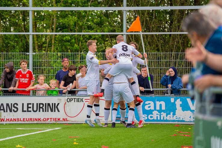 In beeld: DOS Kampen wint stadsderby vol sfeer en vuurwerk op en langs het veld
