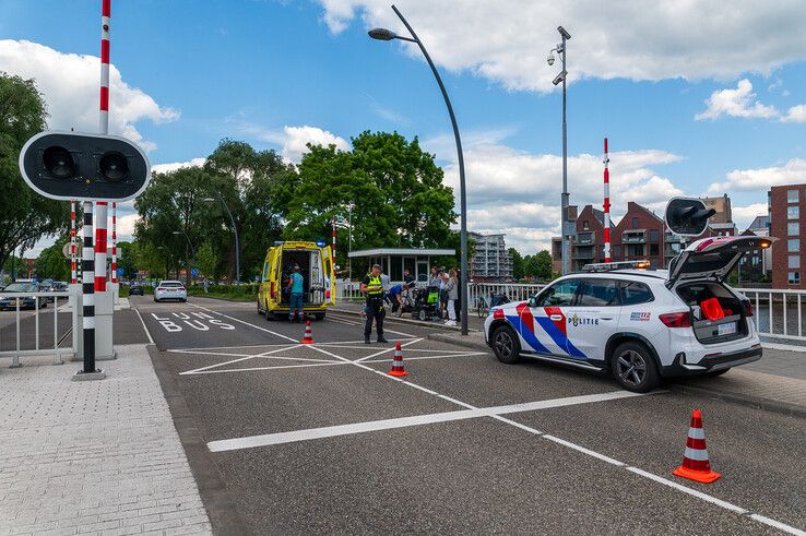 Sven schiet te hulp bij ongeval op Hofvlietbrug: oudere man en zijn scootmobiel in goede handen