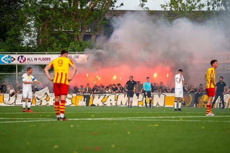 In beeld: DOS Kampen wint stadsderby vol sfeer en vuurwerk op en langs het veld