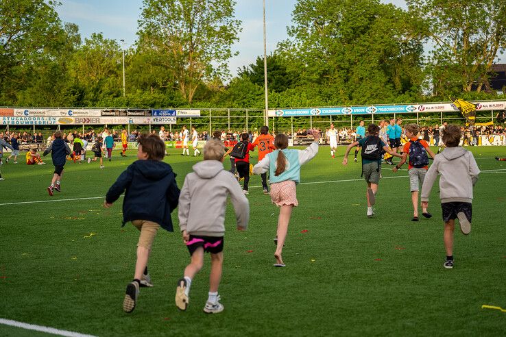In beeld: DOS Kampen wint stadsderby vol sfeer en vuurwerk op en langs het veld
