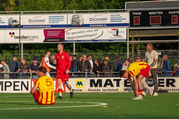 In beeld: DOS Kampen wint stadsderby vol sfeer en vuurwerk op en langs het veld