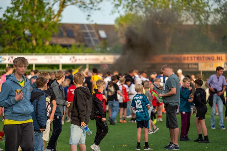 In beeld: DOS Kampen wint stadsderby vol sfeer en vuurwerk op en langs het veld