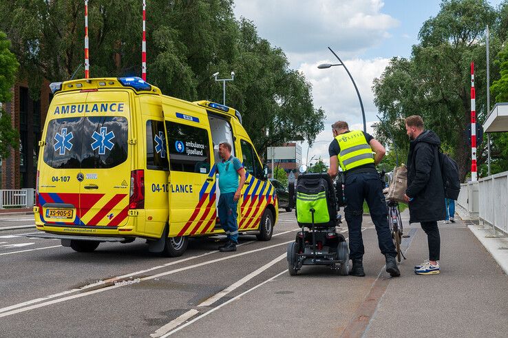Sven schiet te hulp bij ongeval op Hofvlietbrug: oudere man en zijn scootmobiel in goede handen