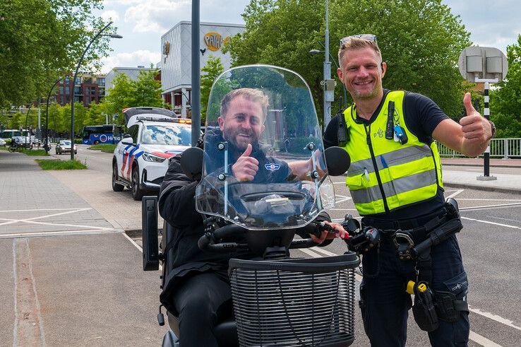 Sven brengt de scootmobiel naar het woonadres van het slachtoffer.