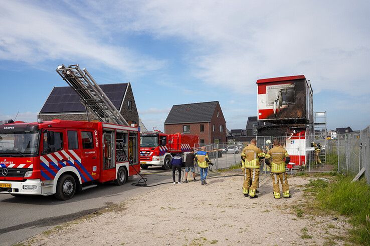 Een containerbrand sloeg over naar de bouwketen.