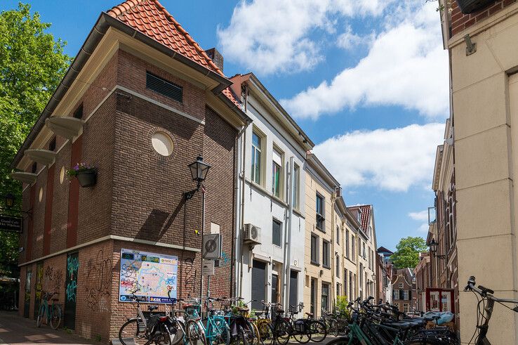 Het witte pand met gesloten rolluiken is gekraakt in de Papendwarsstraat.